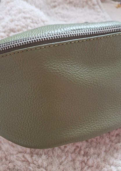 Sling bag. Khaki Leather. Made in Italy. Large size