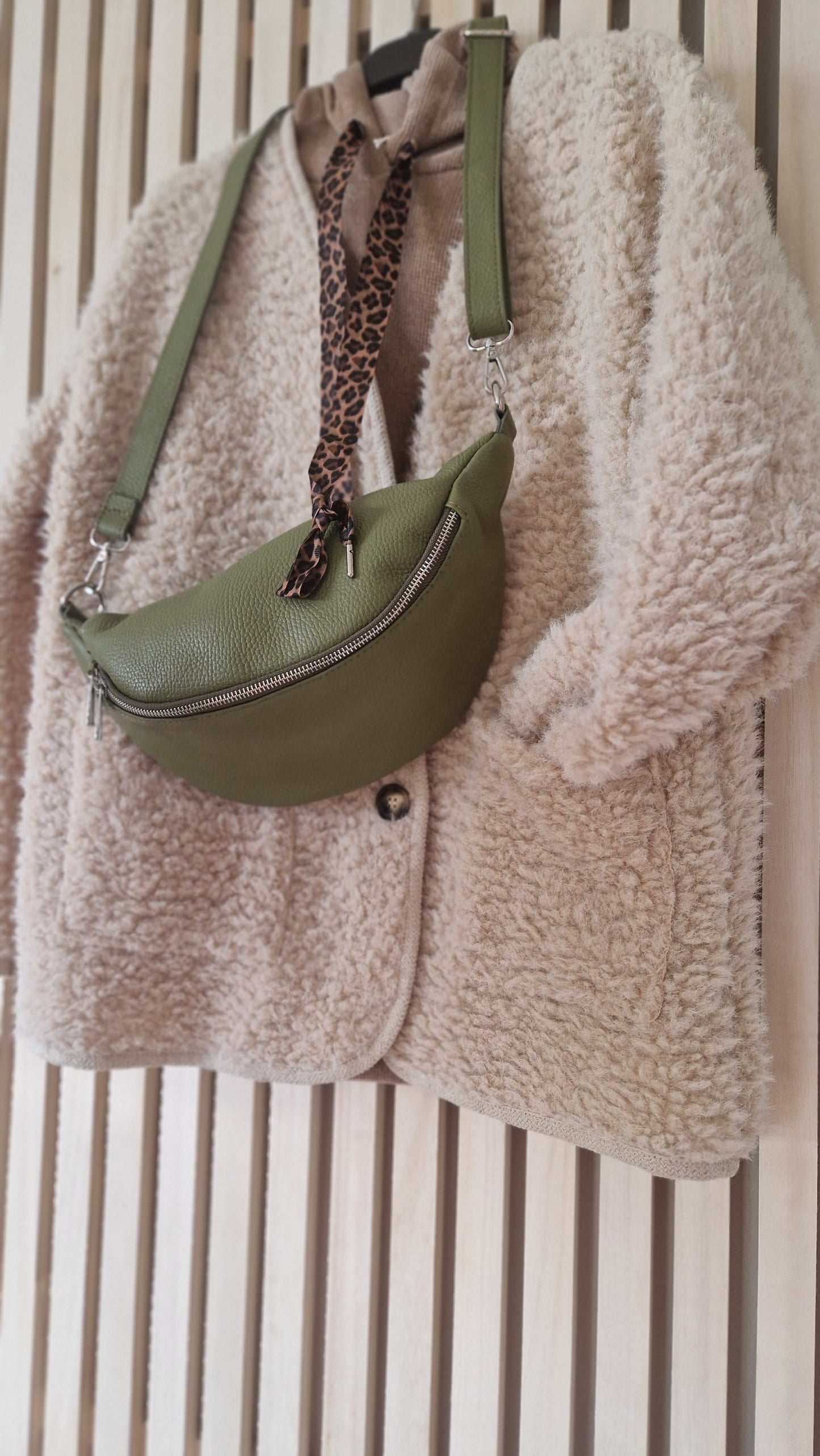 Sling bag. Khaki Leather. Made in Italy. Large size