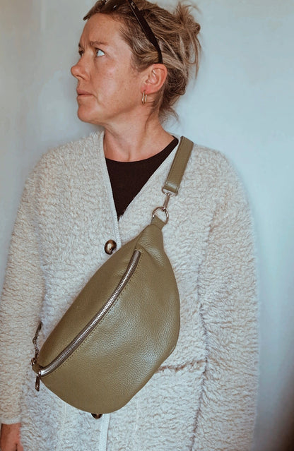 Sling bag. Khaki Leather. Made in Italy. Large size