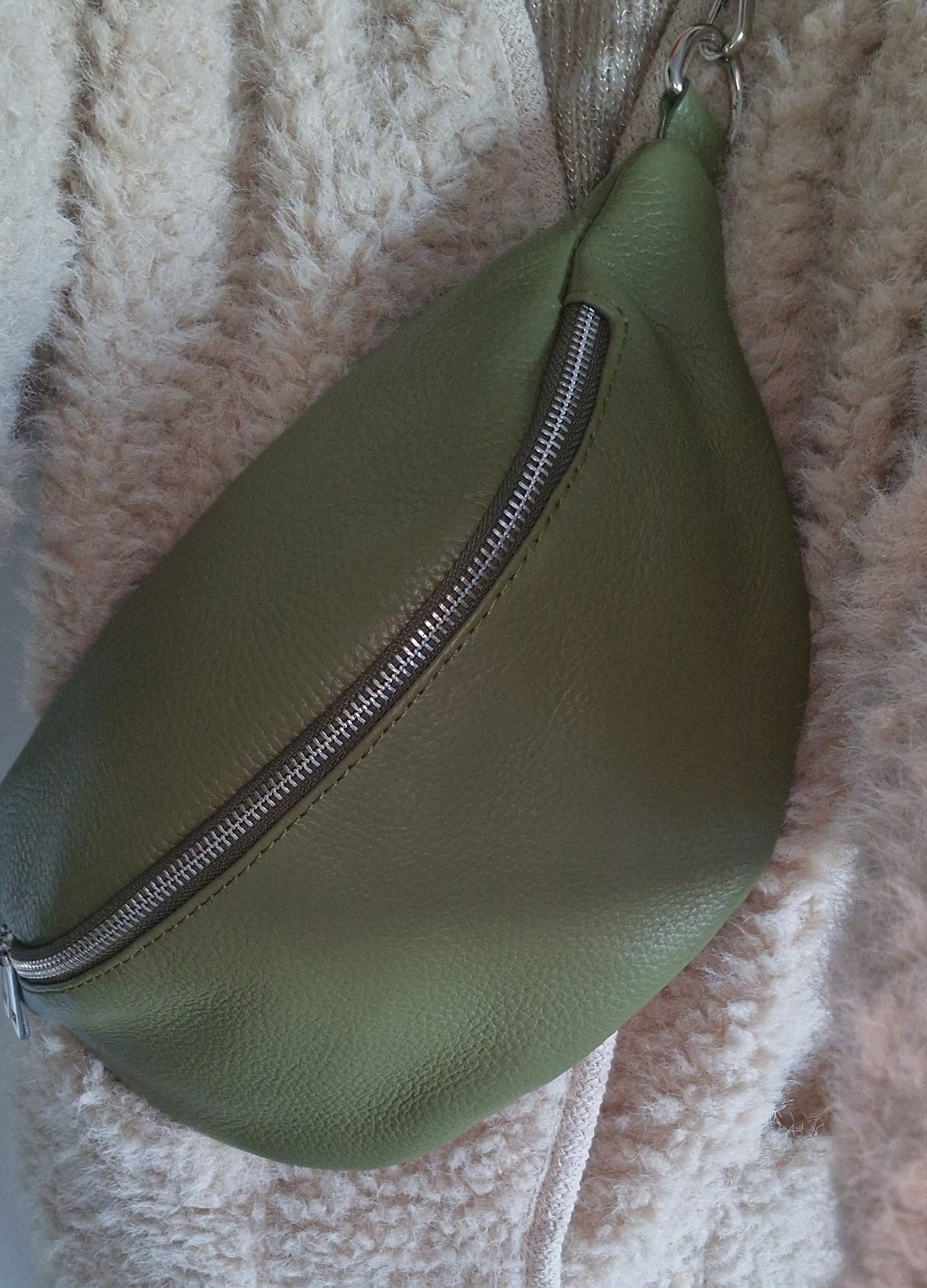 Sling bag. Khaki Leather. Made in Italy. Large size